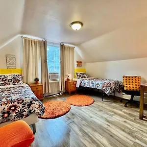 Private With Two Twin Beds Air Conditioning And Shared Bathrooms Located Near Seatac Airport And Downtown Seattle