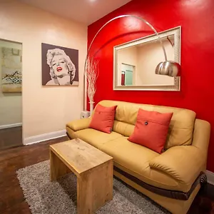 Homestay Private In A Shared 15 Minutes To Times Square!, New York